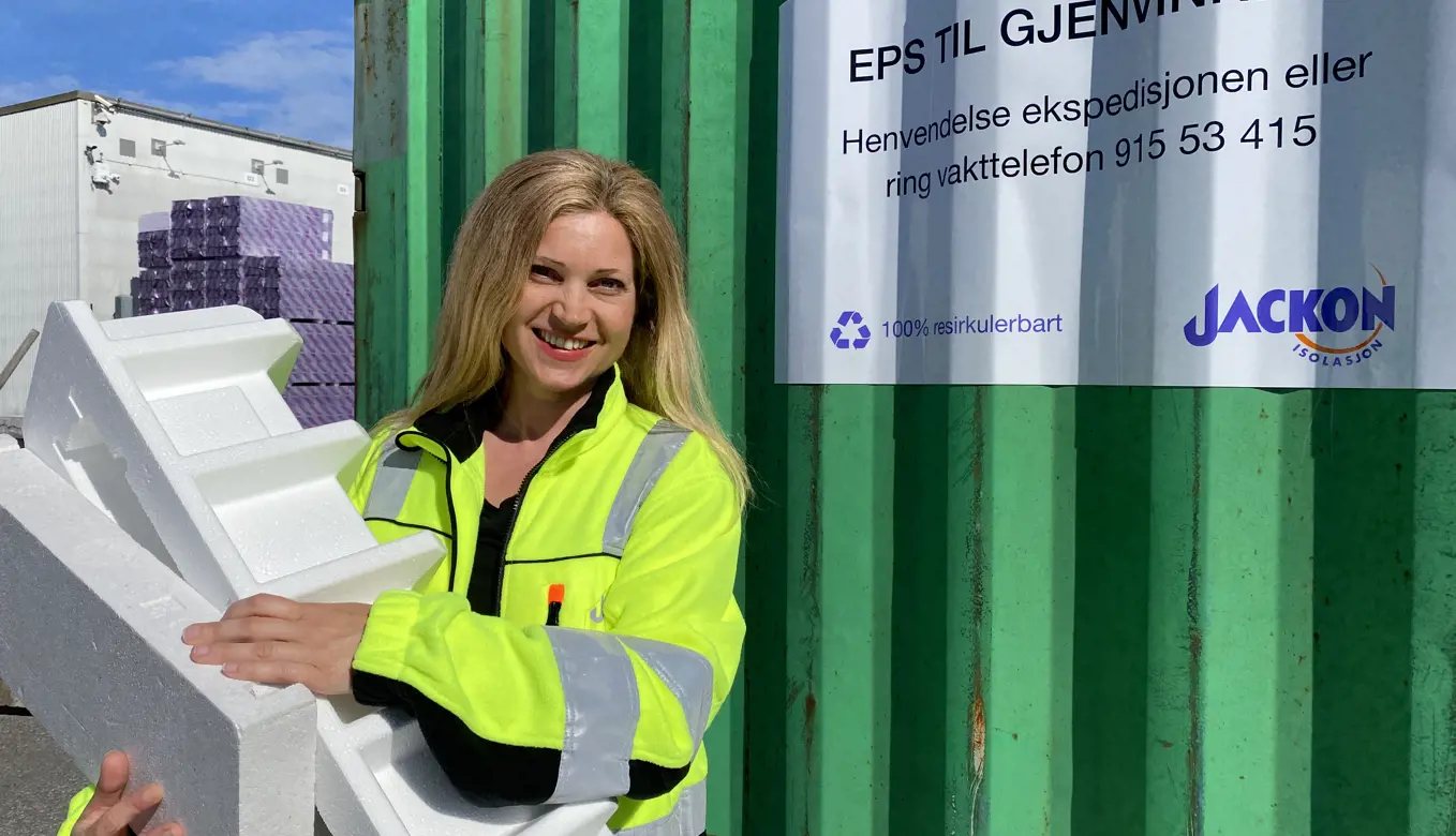 marianne-muegge-ved-returcontainer.jpg